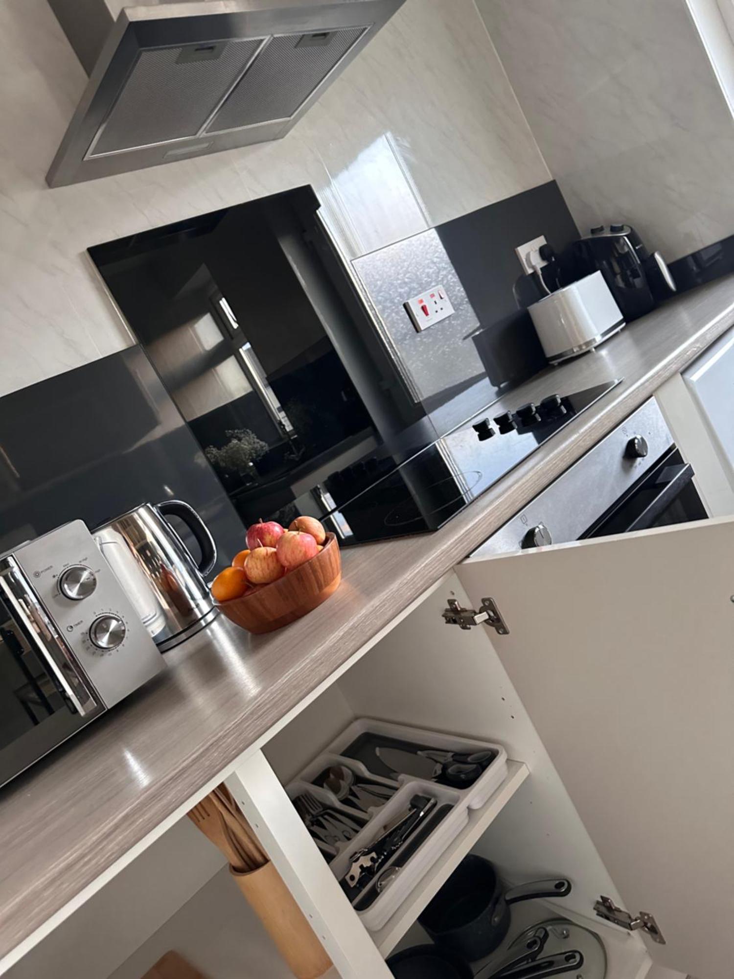 Ocean Village Marina 2 Bedroom Apartment With Balcony! サウサンプトン エクステリア 写真