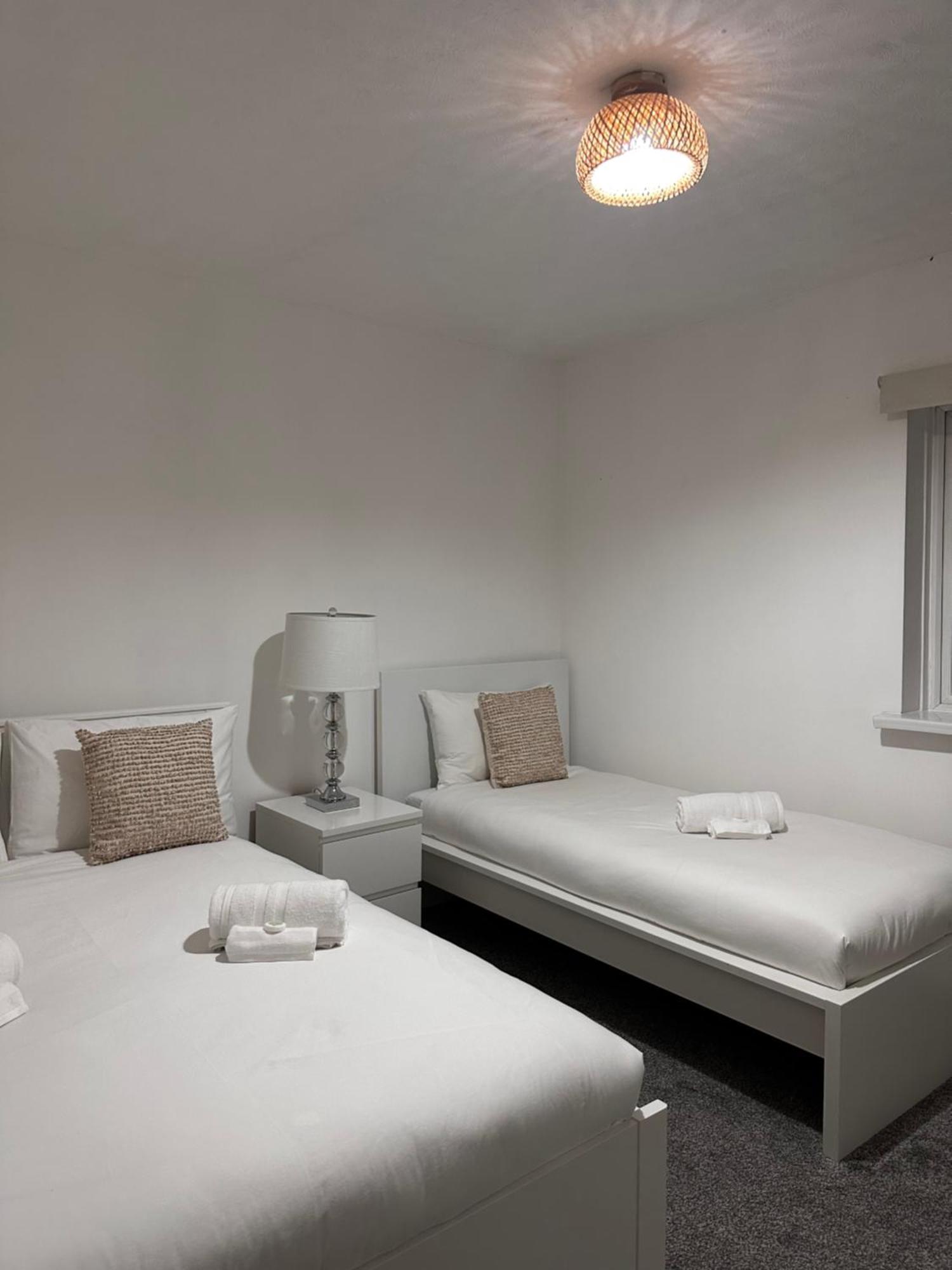 Ocean Village Marina 2 Bedroom Apartment With Balcony! サウサンプトン エクステリア 写真
