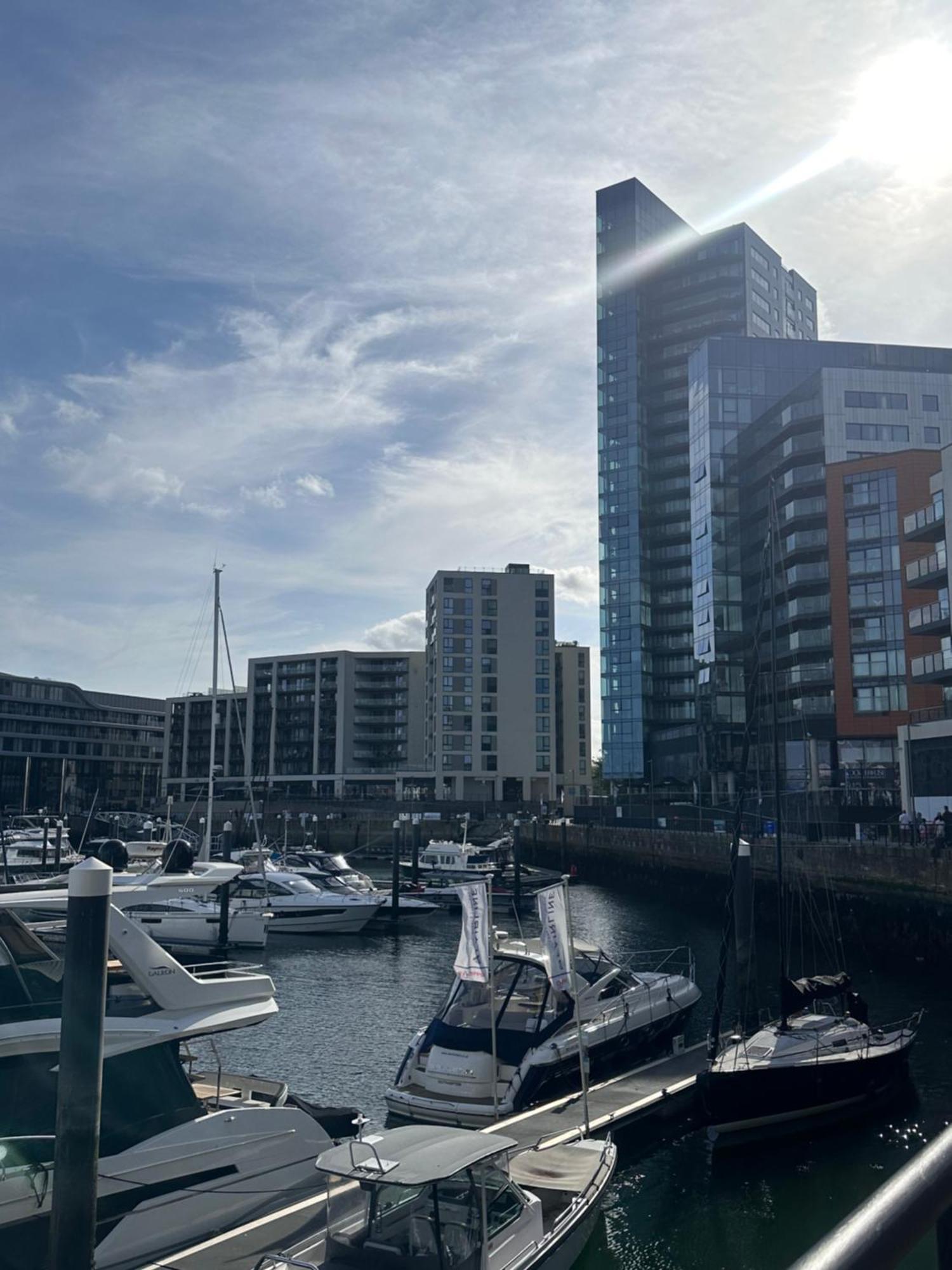 Ocean Village Marina 2 Bedroom Apartment With Balcony! サウサンプトン エクステリア 写真