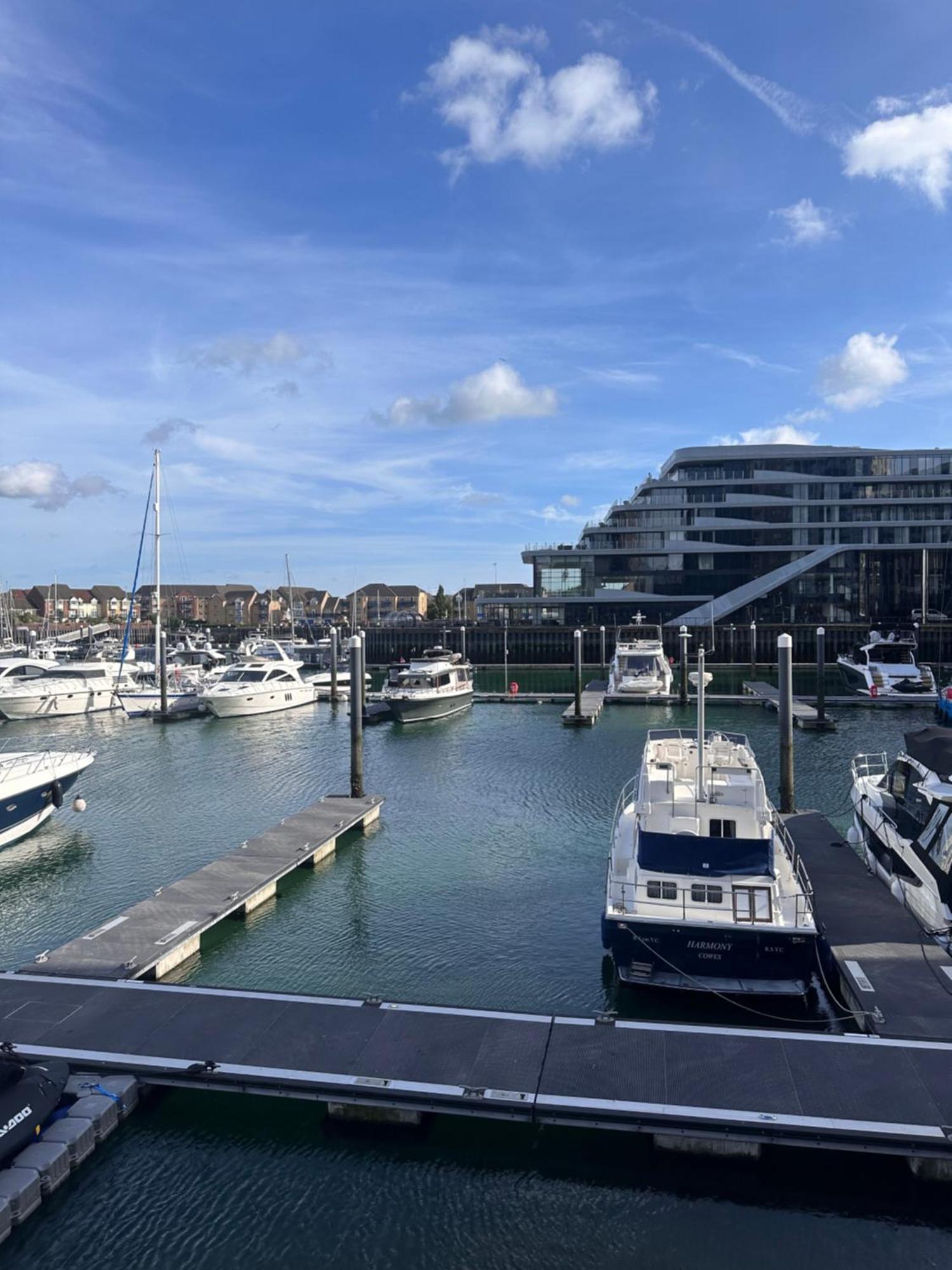 Ocean Village Marina 2 Bedroom Apartment With Balcony! サウサンプトン エクステリア 写真