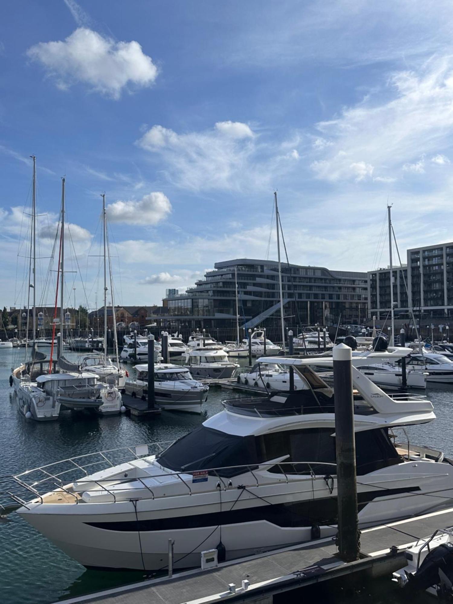 Ocean Village Marina 2 Bedroom Apartment With Balcony! サウサンプトン エクステリア 写真