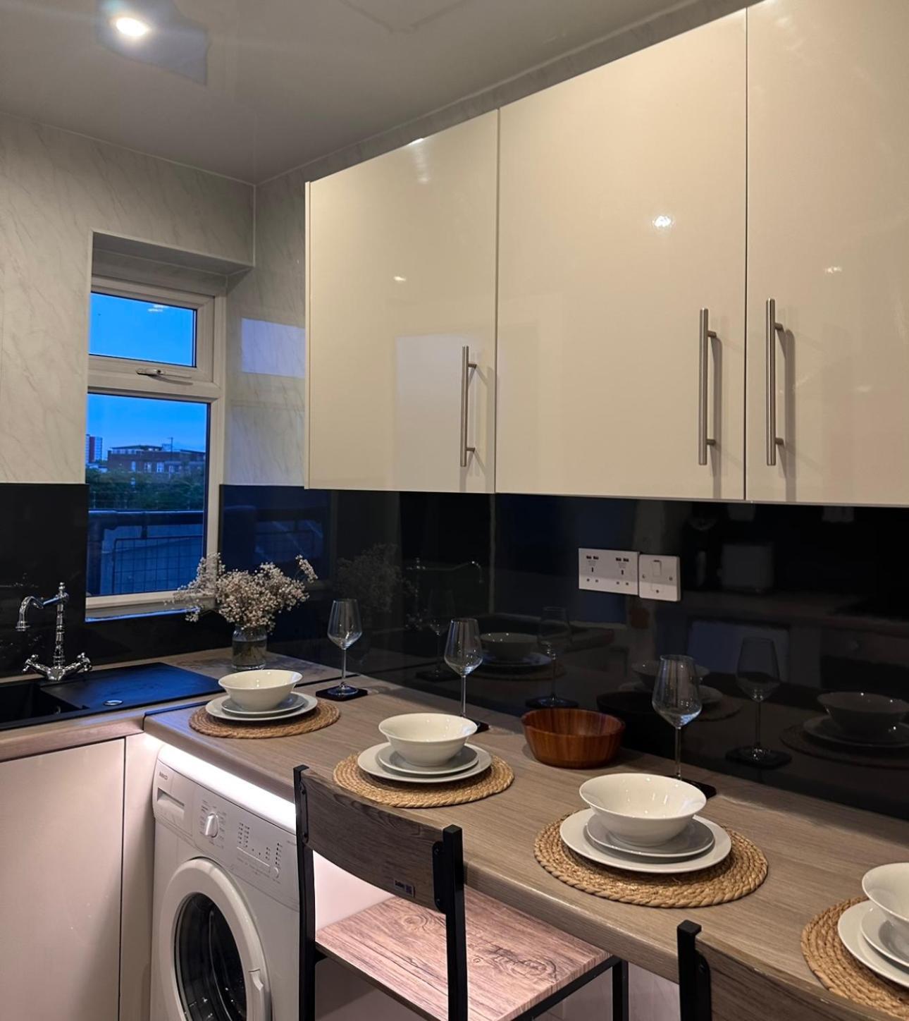 Ocean Village Marina 2 Bedroom Apartment With Balcony! サウサンプトン エクステリア 写真